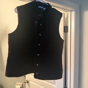 liz & co. Sleeveless Button-Front Velvet Vest in Deep Burgundy